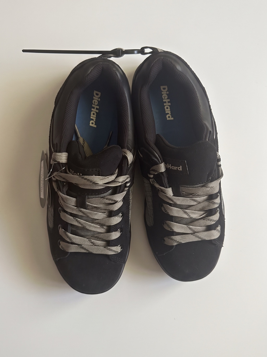Die Hard Solstice Men’s Low-Top Sneakers In Black With Grey Laces — image 2 of 4